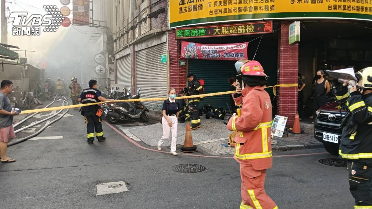 警消拉起封鎖線灌救。（圖／TVBS）