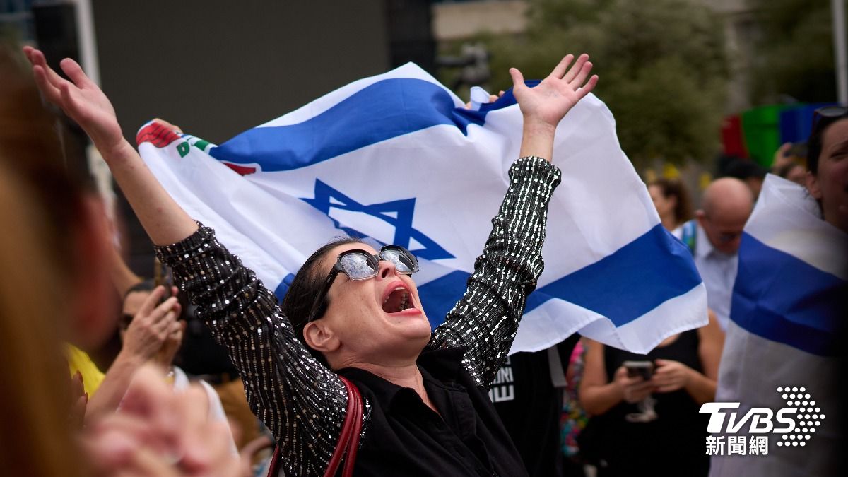 以色列和哈馬斯宣布同意暫停戰鬥的第一階段和平計畫後，人們歡呼慶祝。（圖／達志影像美聯社）
