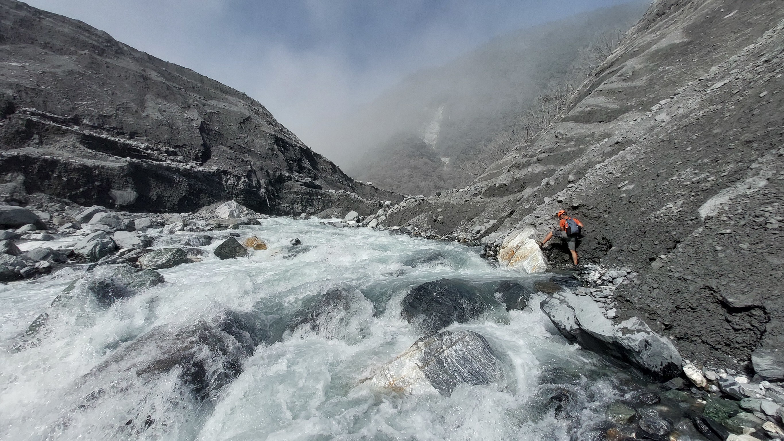 林業及自然保育署花蓮分署為掌握馬太鞍溪堰塞湖形成後的地形變化與潛在風險，結合中華民國山難救助協會東區搜救委員會及多名山林專業探勘人員，組織2支特遣隊伍進行馬太鞍溪堰塞湖路線踏察特遣任務。（圖／中央社）