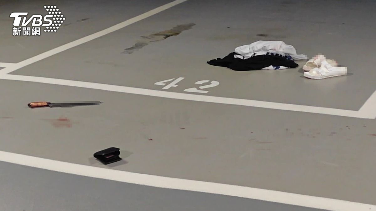 男子在CITYLINK 南港店停車場遭砍濺血。（圖／TVBS）