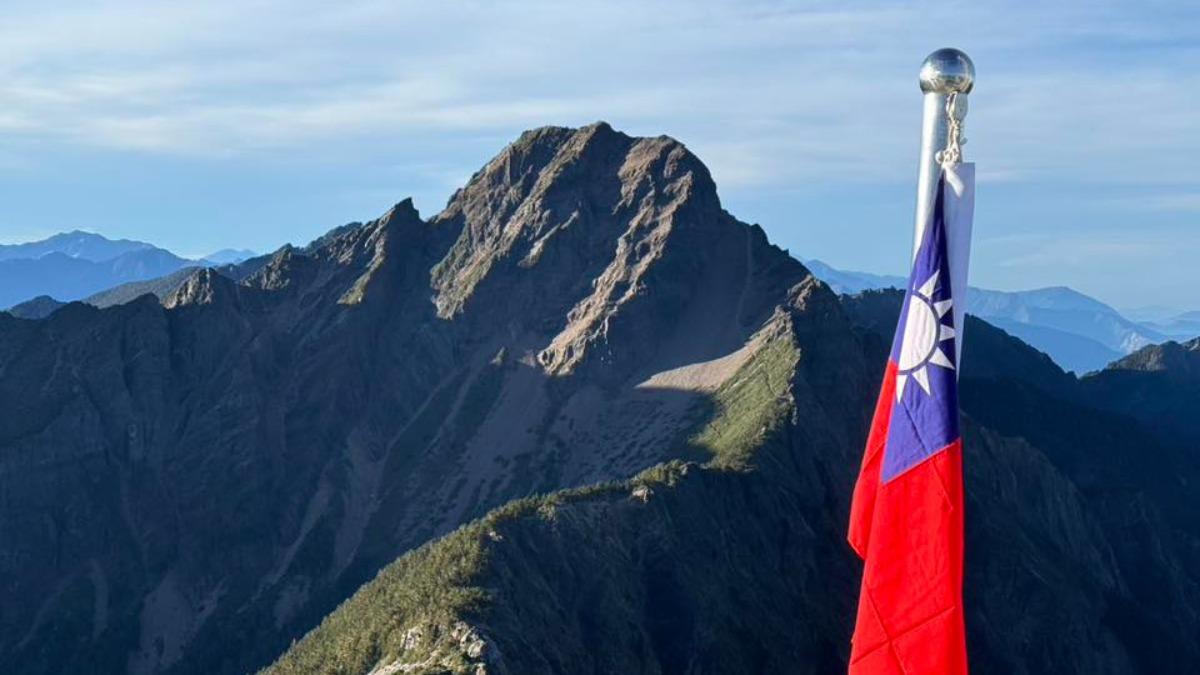 升旗典禮由玉山氣象站自行發起。（圖／翻攝自臉書＠鄭明典）