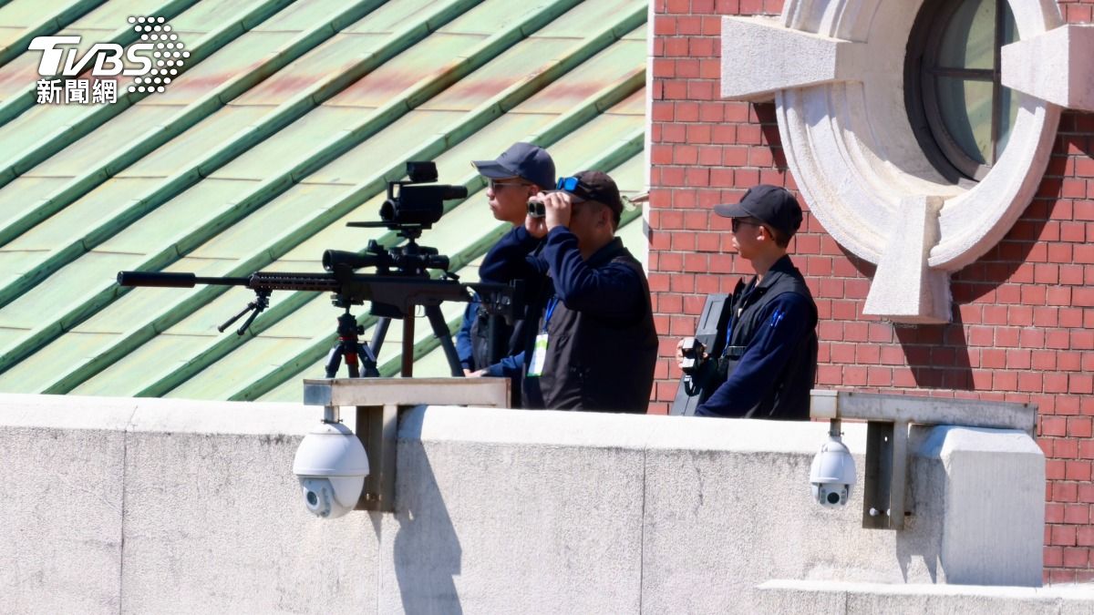 狙擊手現身總統府。（圖／潘建樺攝）