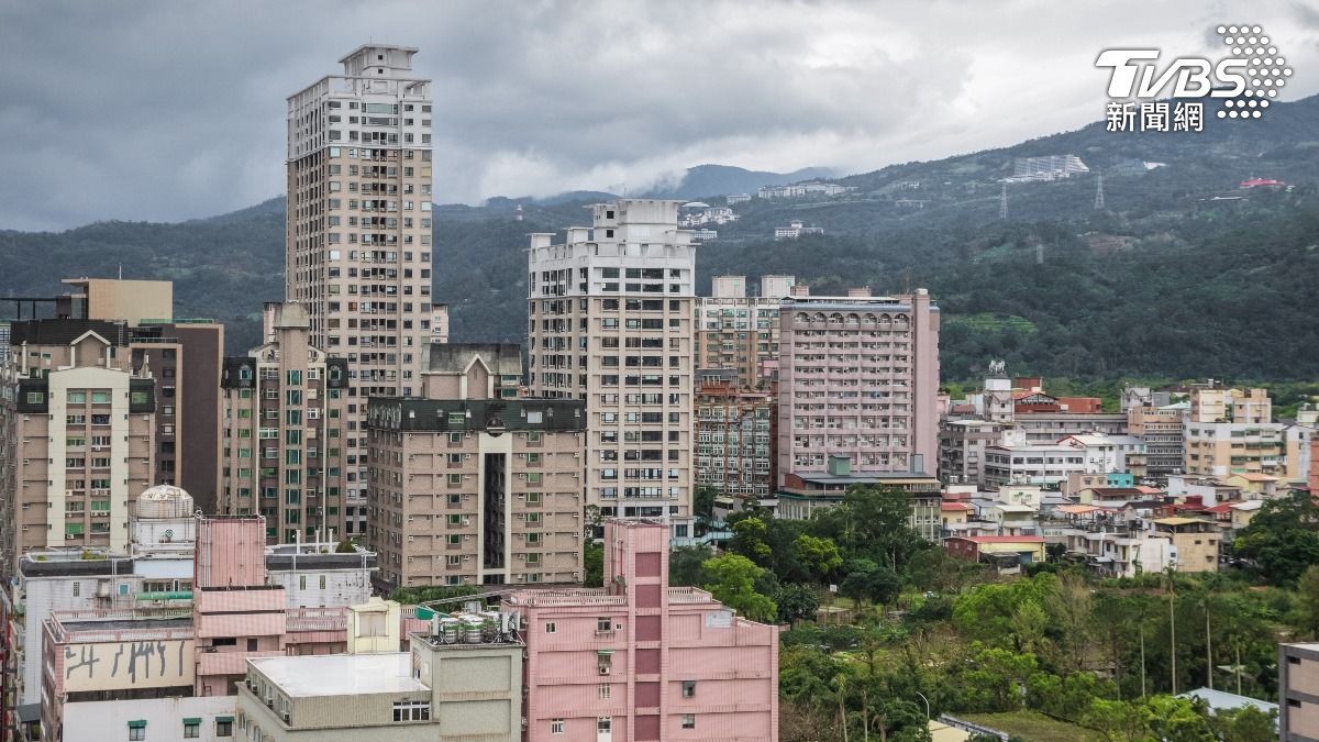 他花1200萬元買高雄楠梓區的房子，但因空間狹小及房貸壓力陷入猶豫。（示意圖／shutterstock達志影像）