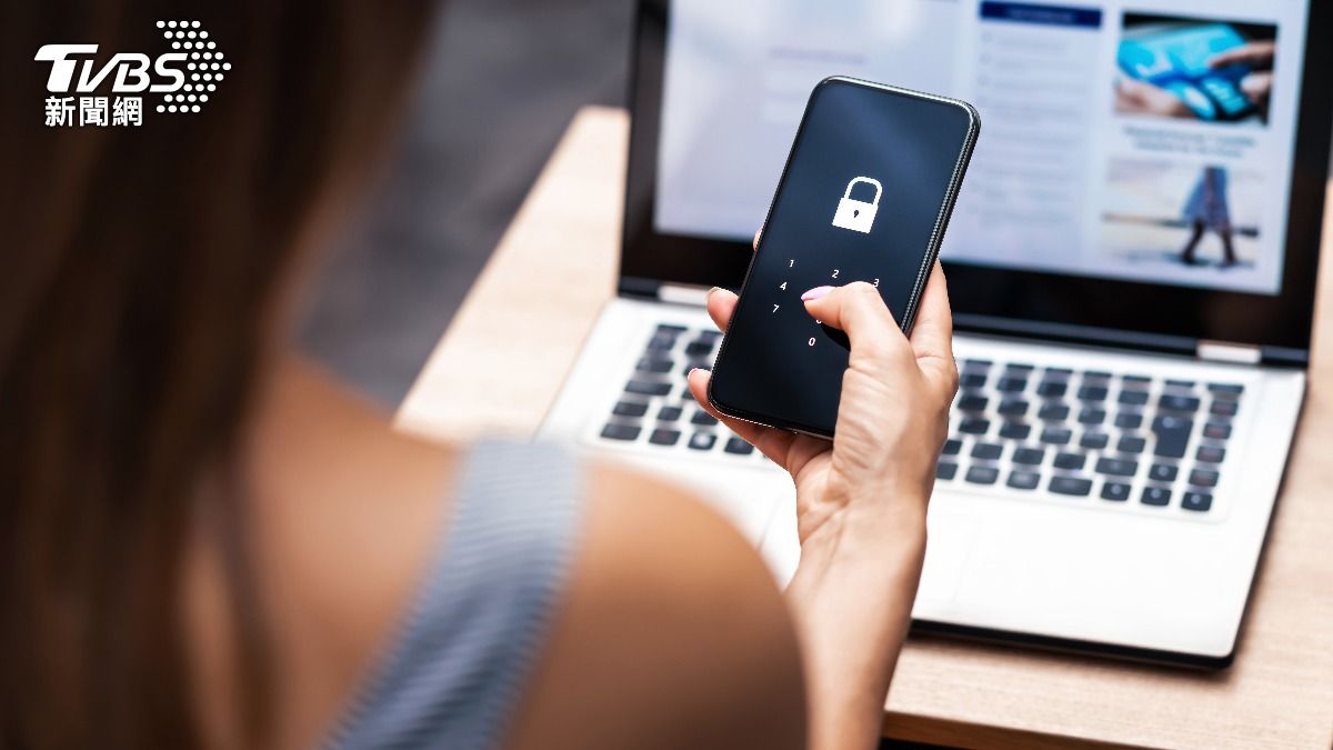 某大型企業員工因對主管心懷不滿，為發洩私憤，多次向境外人員洩露企業內部敏感訊息。（示意圖／shutterstock達志影像）