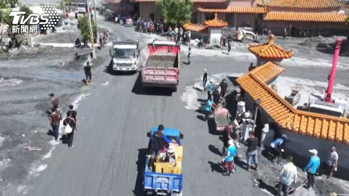 不少民眾自發性前往花蓮光復鄉協助救災。（圖／TVBS資料畫面）
