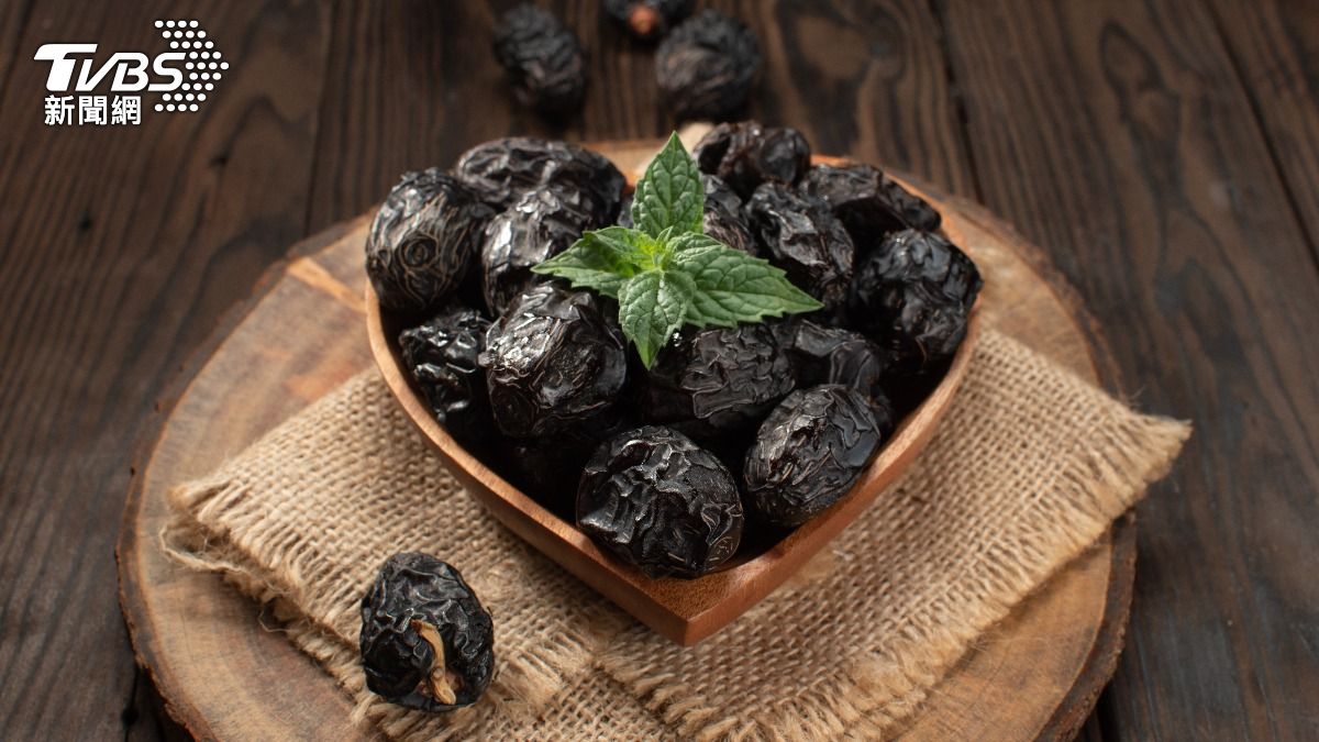 黑棗含有豐富的膳食纖維與果膠。（示意圖／shutterstock達志影像） 