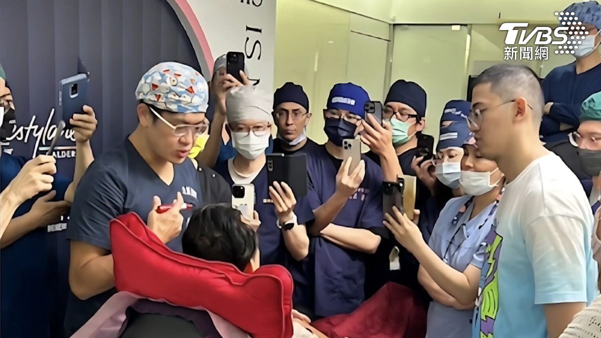 張光正醫師在示範教學中，細心解說手術步驟，周圍醫師全神貫注記錄。他始終堅持「唯一的標準，就是做到最好」。（圖／TVBS）