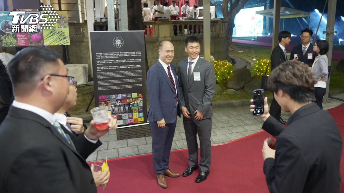 運動部長李洋出席酒會變成人形立牌，「我都不知道自己拍了幾張照。」（圖／華子琛攝）