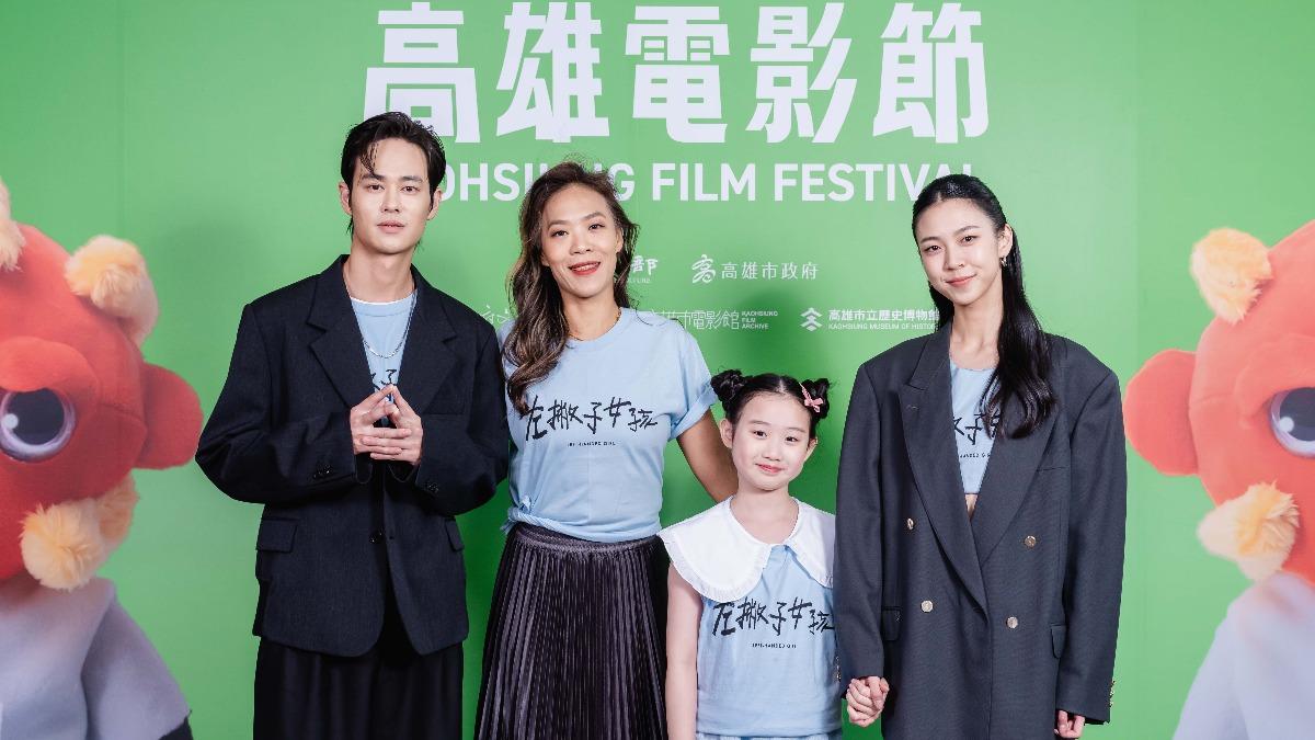 《左撇子女孩》導演鄒時擎（右二）攜夏騰宏、葉子綺、馬士媛出席受訪。（圖／高雄電影節提供）