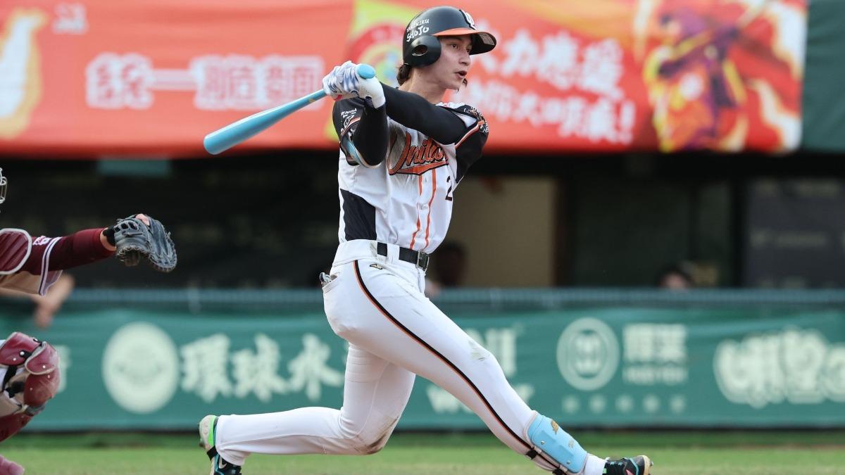 林佳緯5局下敲出致勝安打，幫助統一獅以2：1險勝樂天桃猿。（圖／翻攝自「統一獅官方粉絲團」臉書）