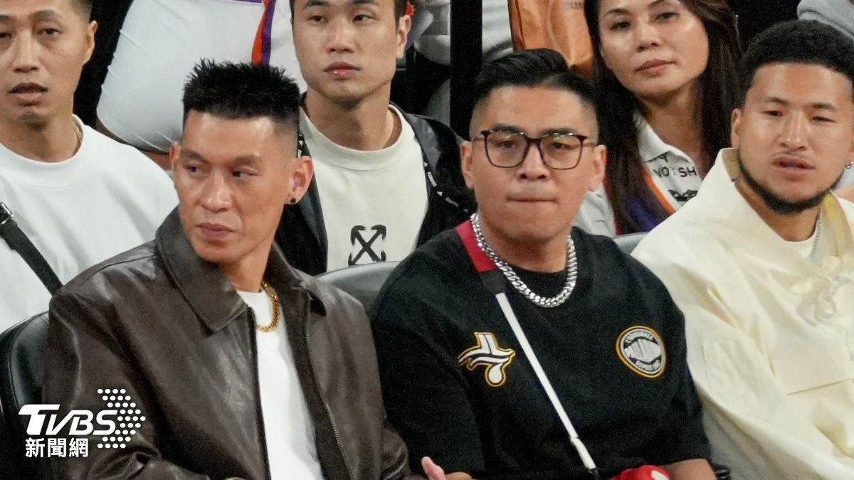 中國網紅「中文布克」（右一）親臨NBA中國賽，引起太陽球星布克注意。（圖／區國強攝）