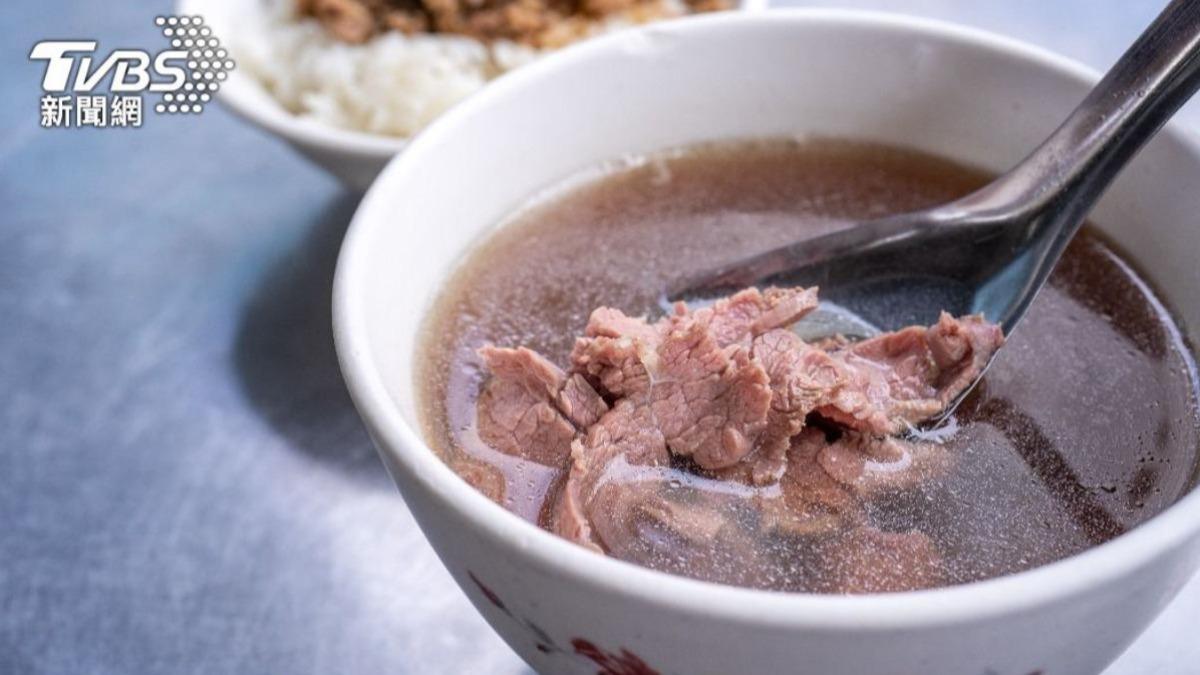 噁！台南牛肉湯醬汁桶驚見「巨大活體蟑螂」　衛生局稽查結果曝