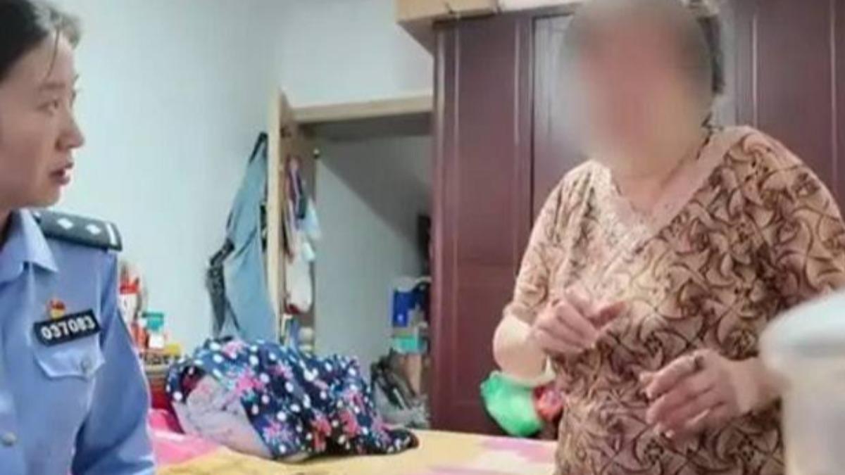 上海婦人遭詐騙集團要求「照鏡子」，轉走百萬養老金。（翻攝自微博）