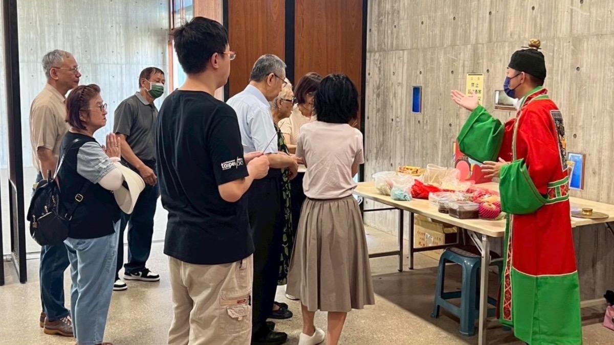 民眾黨前主席柯文哲10日首度赴新竹納骨塔祭拜父親。（圖／翻攝自柯文哲臉書）