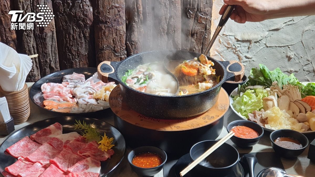 女網友吃火鍋3人結帳竟逼近5000元，讓她驚呼。（示意圖／shutterstock達志影像） 