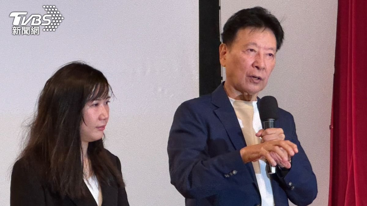 趙少康（右）、柳采葳（左）舉行「正告大陸當局，不要介入國民黨主席選舉」記者會。（圖／陳怡潔攝）