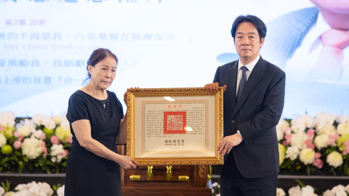 總統賴清德親赴高雄參加行政院前院長張俊雄的告別式，並頒發褒揚令。（圖／總統府提供）