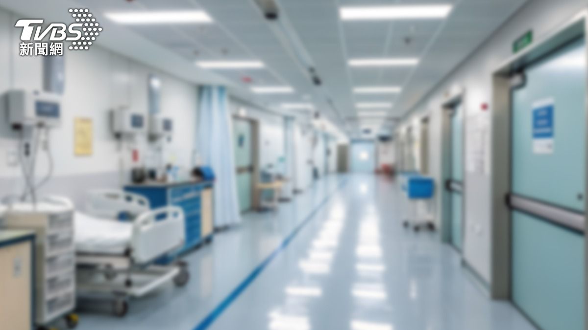 網友發現某醫院的行政職缺須碩士學歷，但薪水卻令她傻眼。（示意圖／shutterstock達志影像）