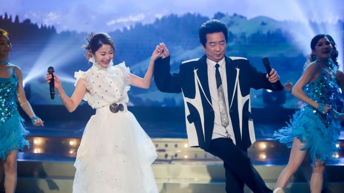 高群（右）和林姍合唱〈風鈴聲〉充滿粉紅泡泡。（圖／民視提供）