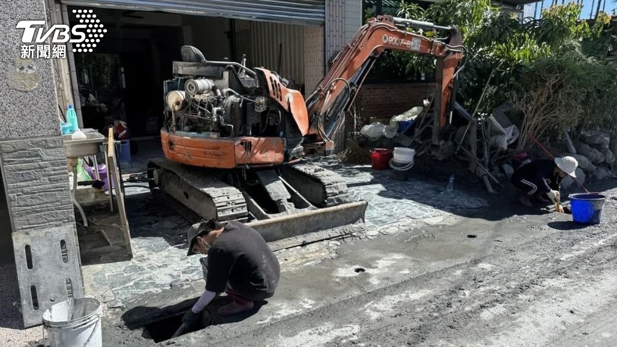 季連成表示，需清理30公里側溝，目前已達15公里，今日目標達到18公里。（圖／中央社）