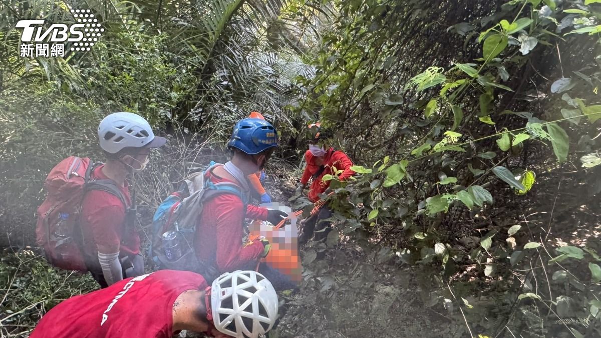 搜救人員將大體運下山。（圖／TVBS）
