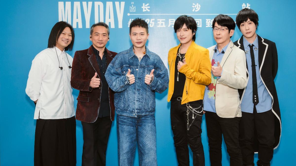 蕭秉治擔任五月天長沙演唱會開場嘉賓之一，更在後台和師兄合照。（圖／相信音樂提供）