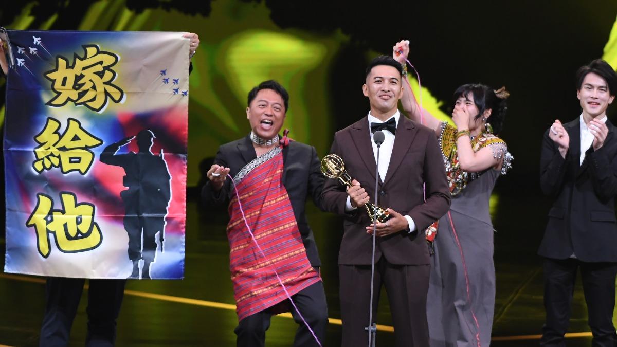 「教育文化節目主持人獎」頒獎時上演求婚橋段。（圖／三立提供）