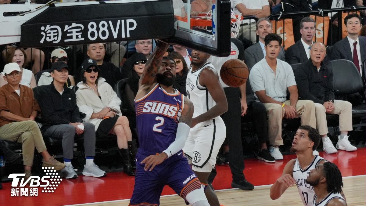 港星梁朝偉、劉嘉玲現身NBA中國賽，梁朝偉全程緊握白毛巾。（圖／區國強攝）