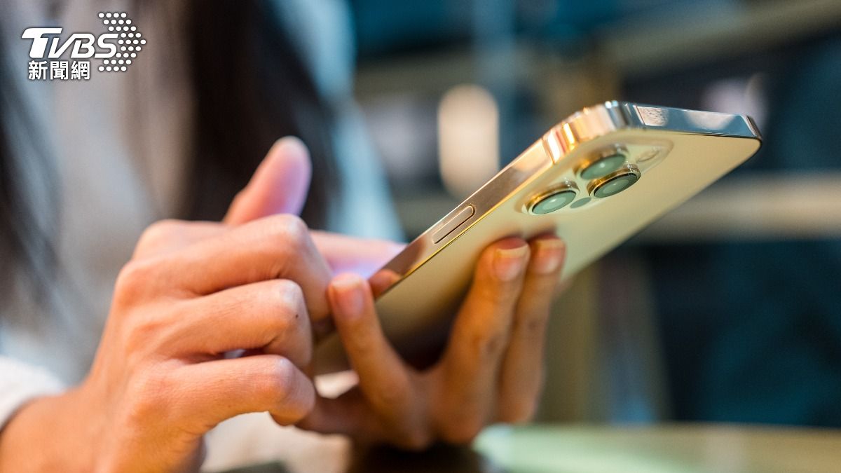 有名日本網友走在路上時突有陌生人轉帳1萬日圓給他。（示意圖／shutterstock達志影像）