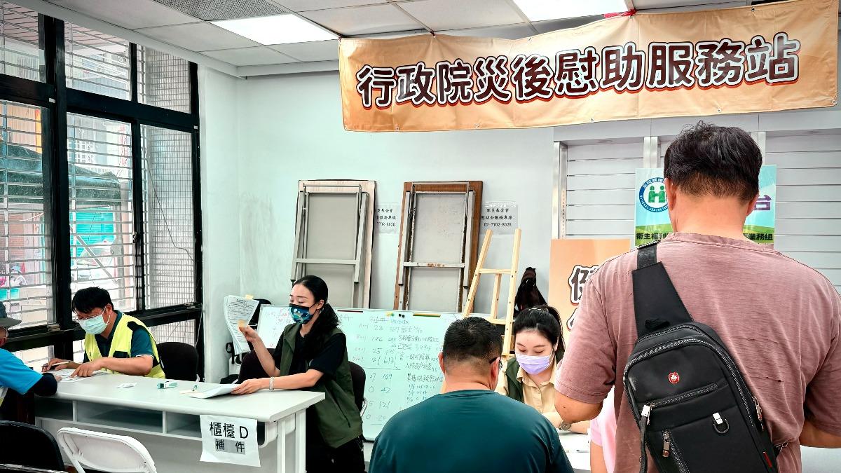 行政院自10月7日啟動「災後慰助服務站」。（圖／行政院提供）
