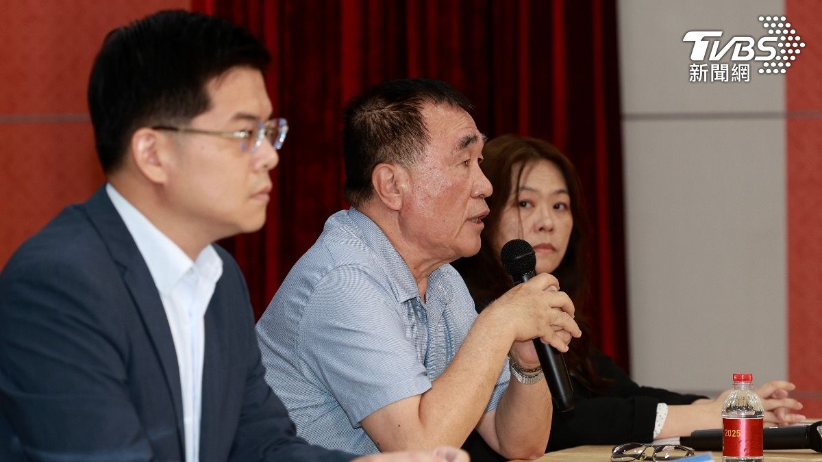 法務局長連堂凱（左一）與台北市副市長李四川（中）出面開記者會說明輝達土地解套進度。（圖／華子琛攝）