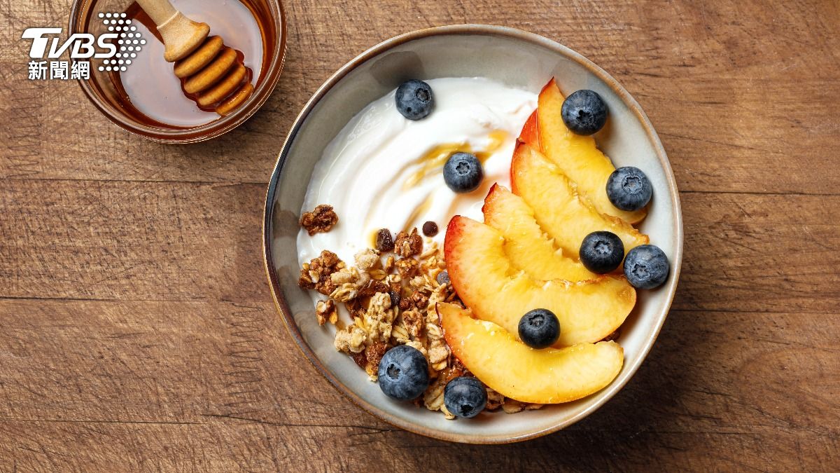 營養師建議可以無糖優酪當基底，搭配成3種營養組合。（示意圖／shutterstock達志影像）