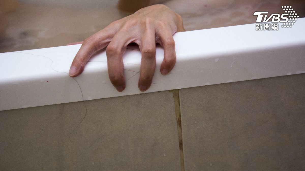 少女放學回家，在浴缸內發現母親男友的遺體。(示意圖／shutterstock 達志影像)