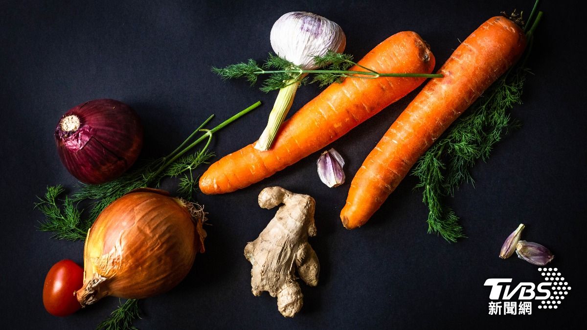 農業部農糧署指出，雖然發芽的大蒜、薑、洋蔥、胡蘿蔔可以吃，但會失去本身的營養價值跟口感。（示意圖／shutterstock達志影像）