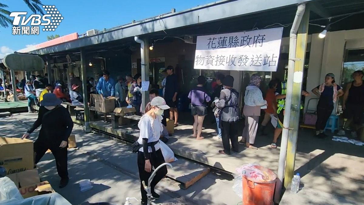 志工表示請勿再捐贈物資，現場已經爆倉。（圖／TVBS）