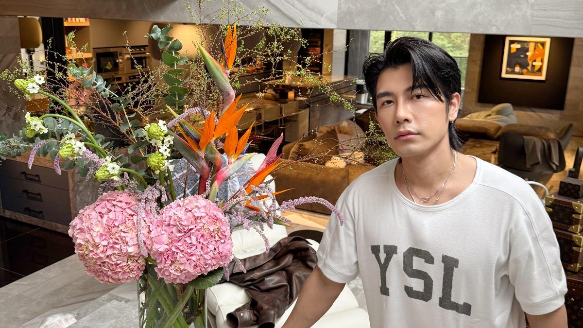 森田學習插花，傳承媽媽的技藝。（圖／快電商提供）