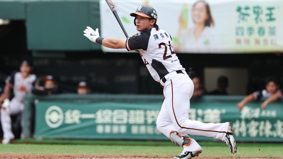 統一獅隊長陳傑憲（圖）7局打席揮空時手腕不適，提前退場。（圖／統一獅提供）