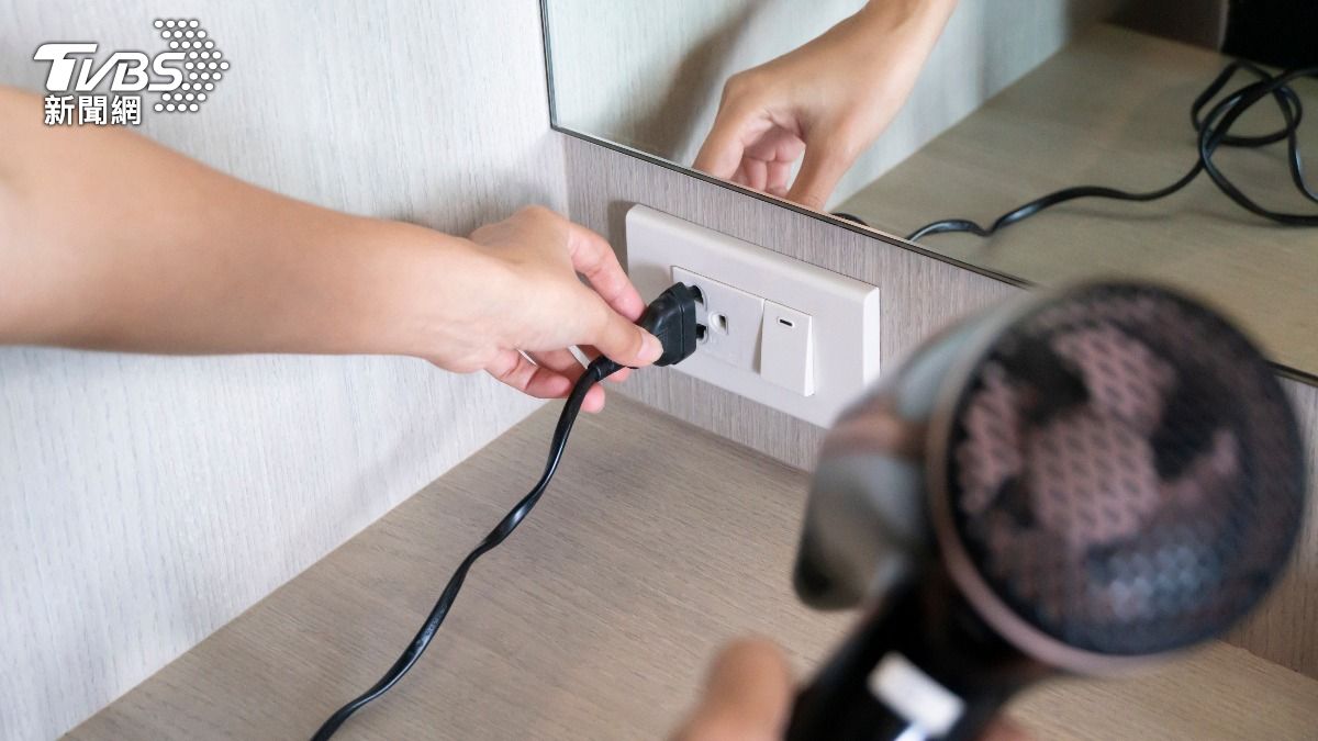 泰國-武里南-吹風機-觸電-吹風機觸電-女童吹頭髮觸電-家電觸電-女童觸電身亡-女童遭電擊身亡-吹風機電擊