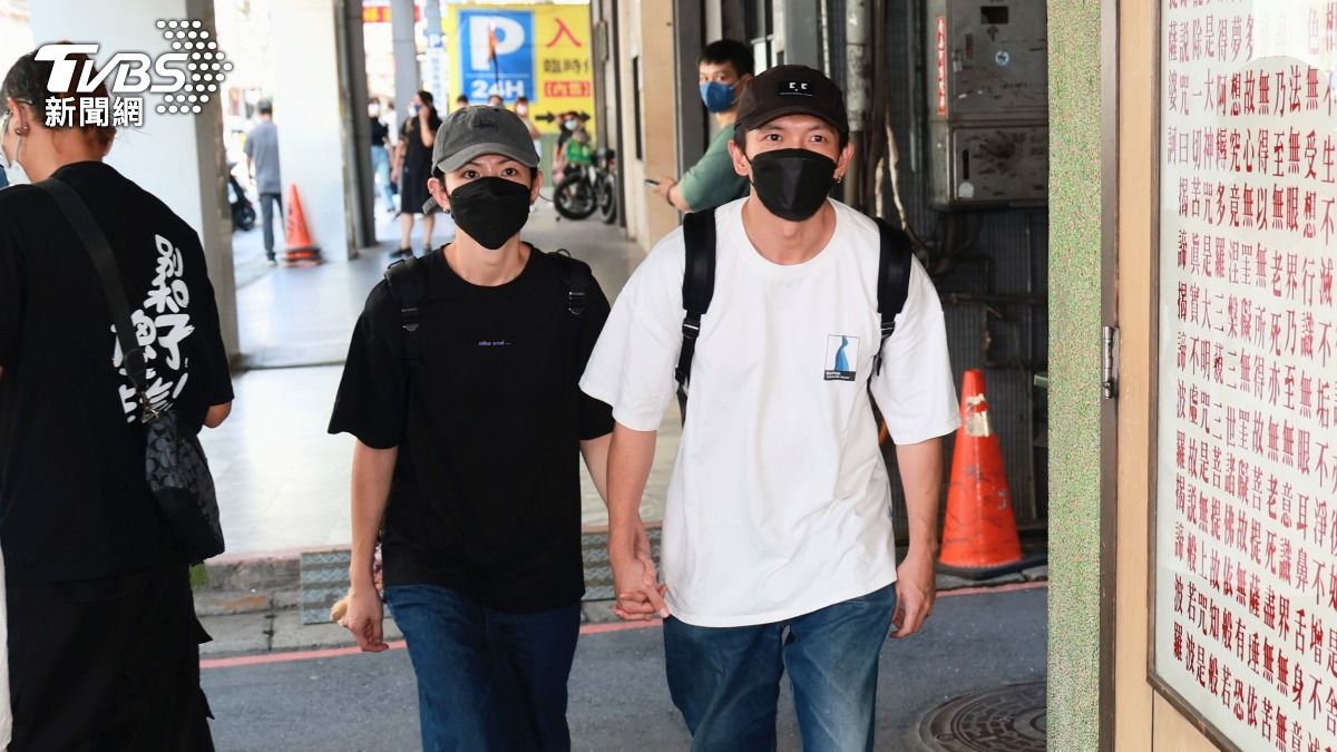 李千娜、黃尚禾今天也有到顏正國靈堂報到。（圖／趙世平攝）