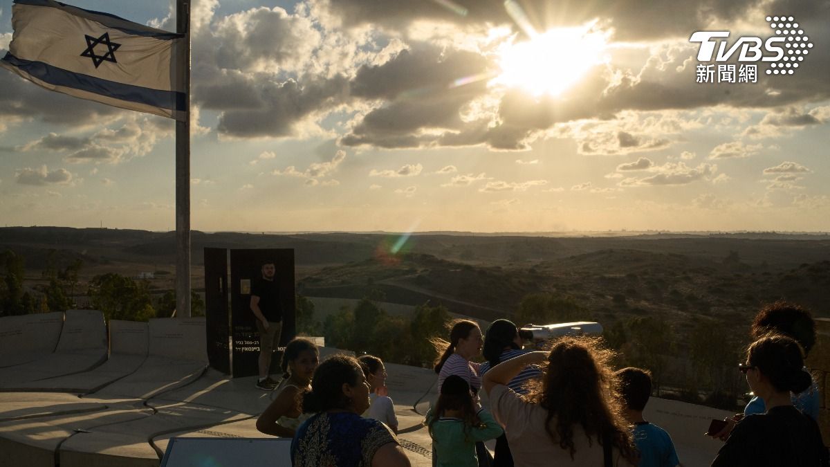 以色列政府今天表示，預計遭到扣押在加薩走廊的所有倖存人質將於明天獲釋。（圖／達志影像美聯社）