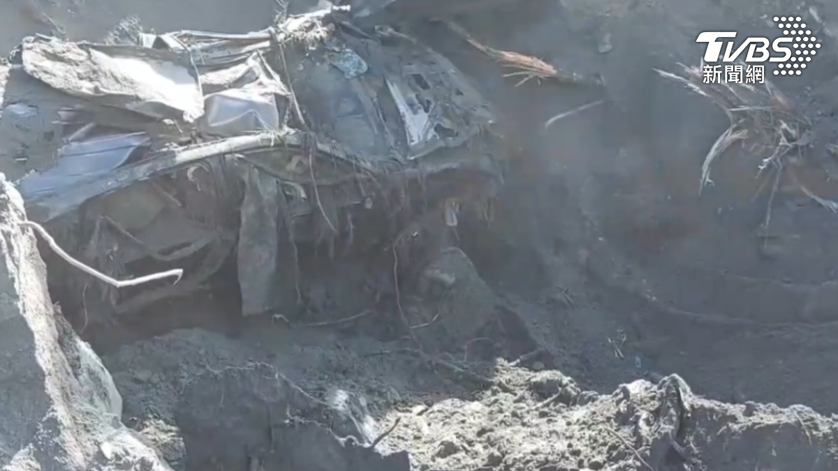 失聯夫妻的座車被挖出。（圖／TVBS）