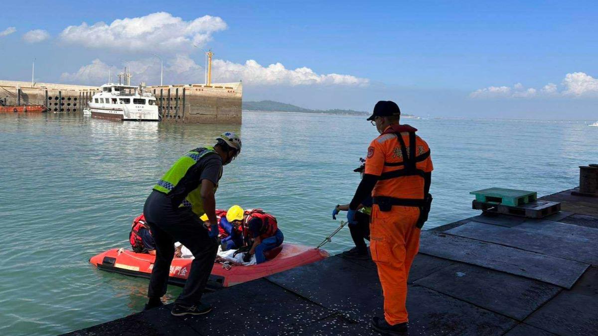 金門水頭碼頭今天上午有釣客落水溺斃。（圖／金門縣消防局提供）