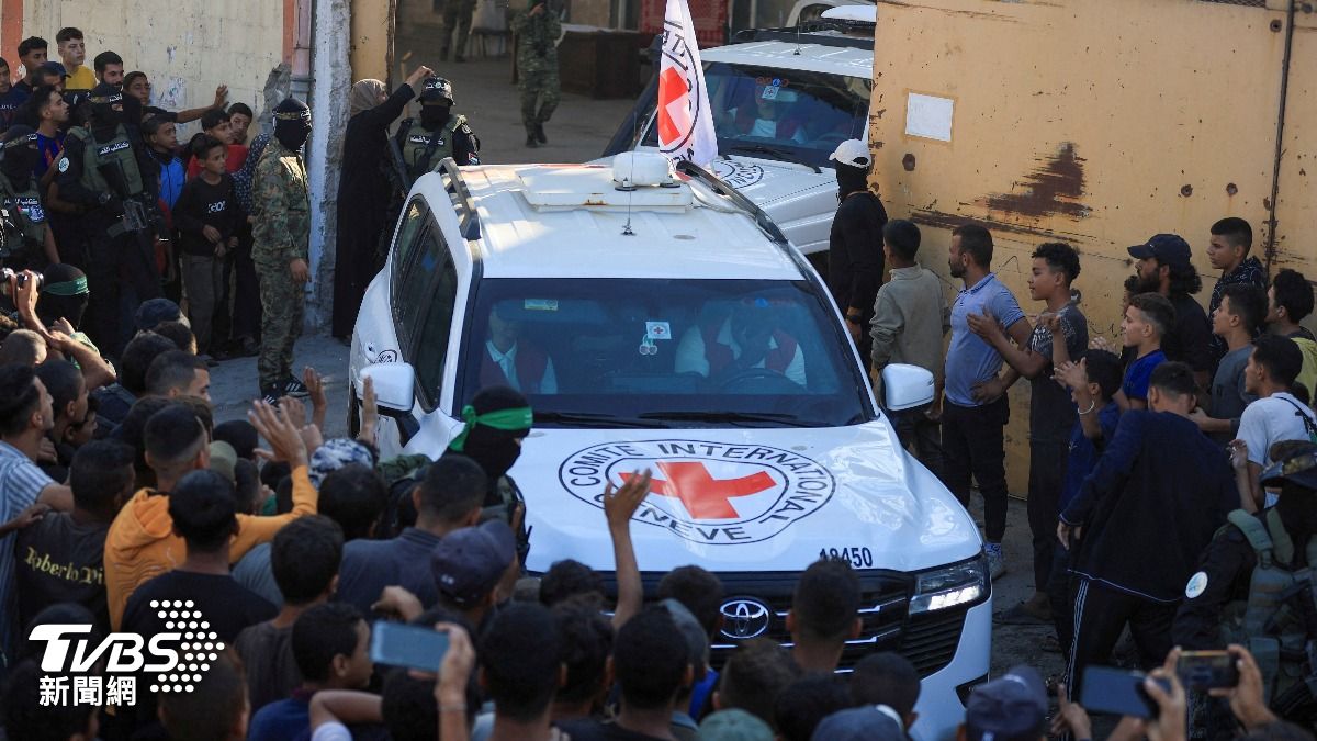 首批以色列人質在13日獲釋。（圖／達志影像路透社）