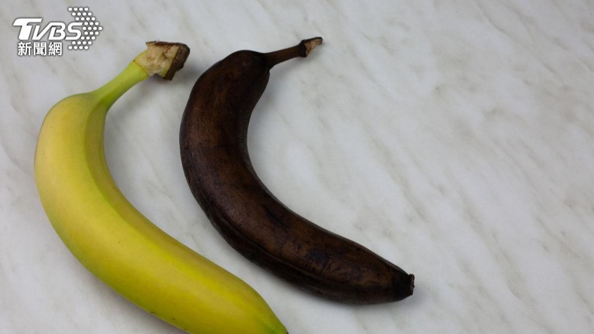 香蕉即使過熟、果皮變黑，分裝冷凍，香蕉風味依舊香甜。（示意圖／shutterstock 達志影像）
