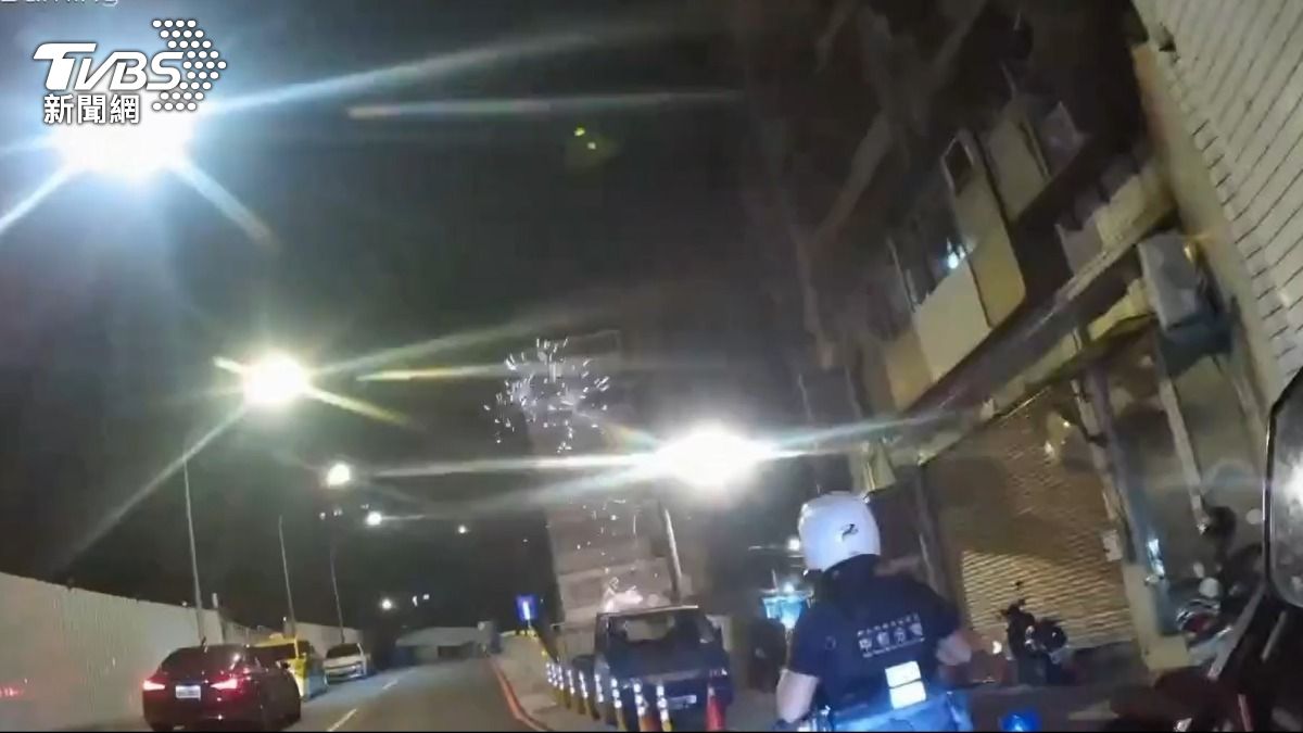 游姓男子於深夜放煙火鞭炮擾鄰，警方到場時他還在燃放。（圖／TVBS）