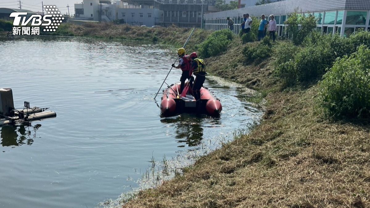 45歲黃男向附近民眾表示要洗澡。（圖／TVBS）