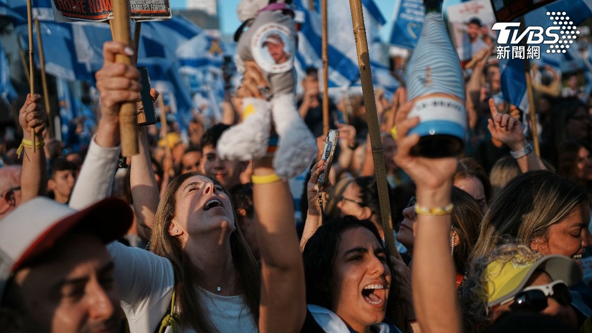 數百人聚集在特拉維夫的人質廣場，歡慶人質獲釋。（圖／達志影像美聯社）
