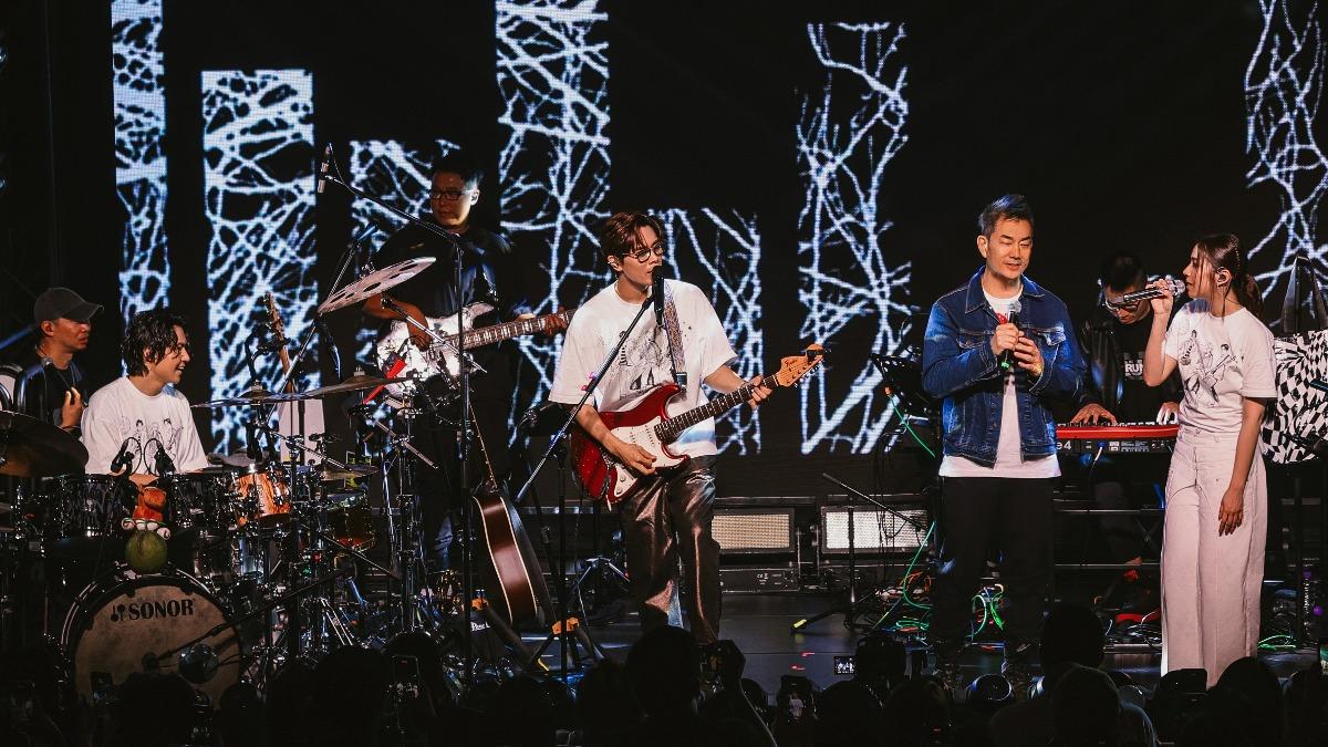 告五人前進香港，找來任賢齊助陣。（圖／相信音樂提供）