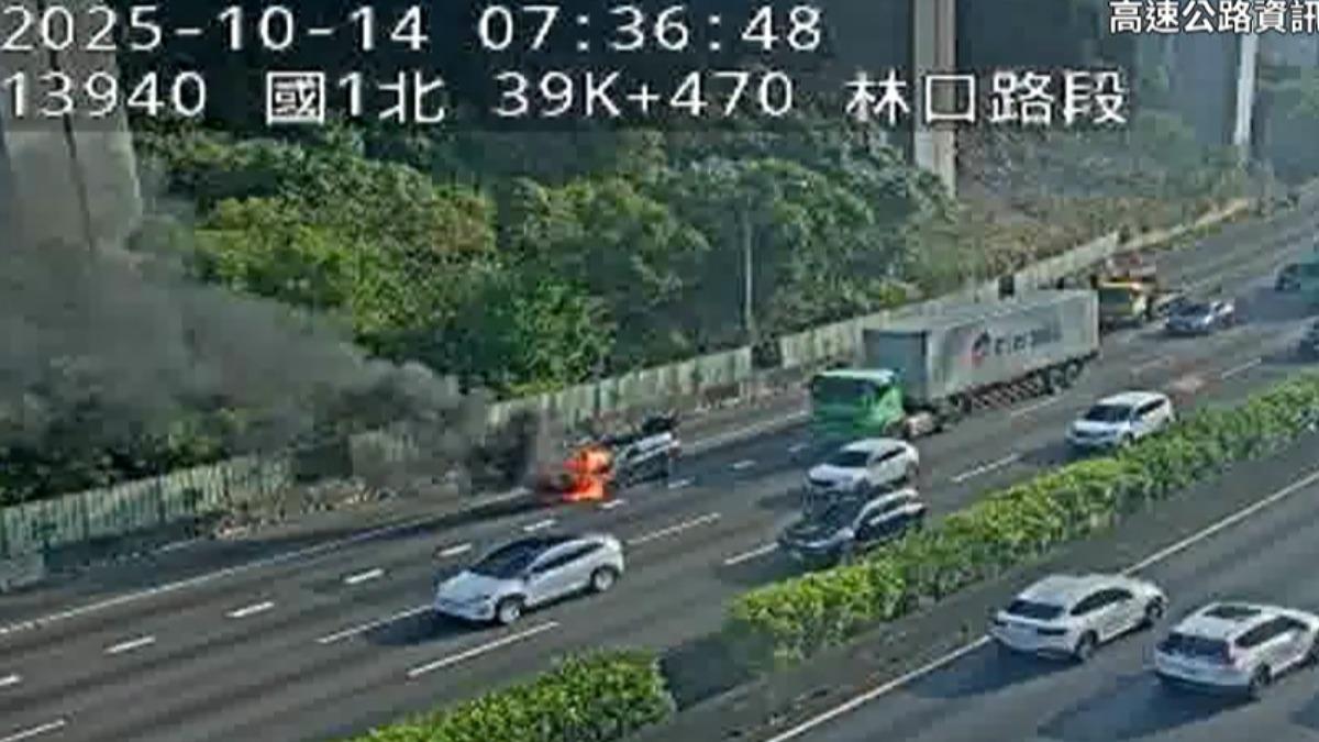 一輛計程車不明原因冒出猛烈火勢。（圖／翻攝自高速公路資訊網）