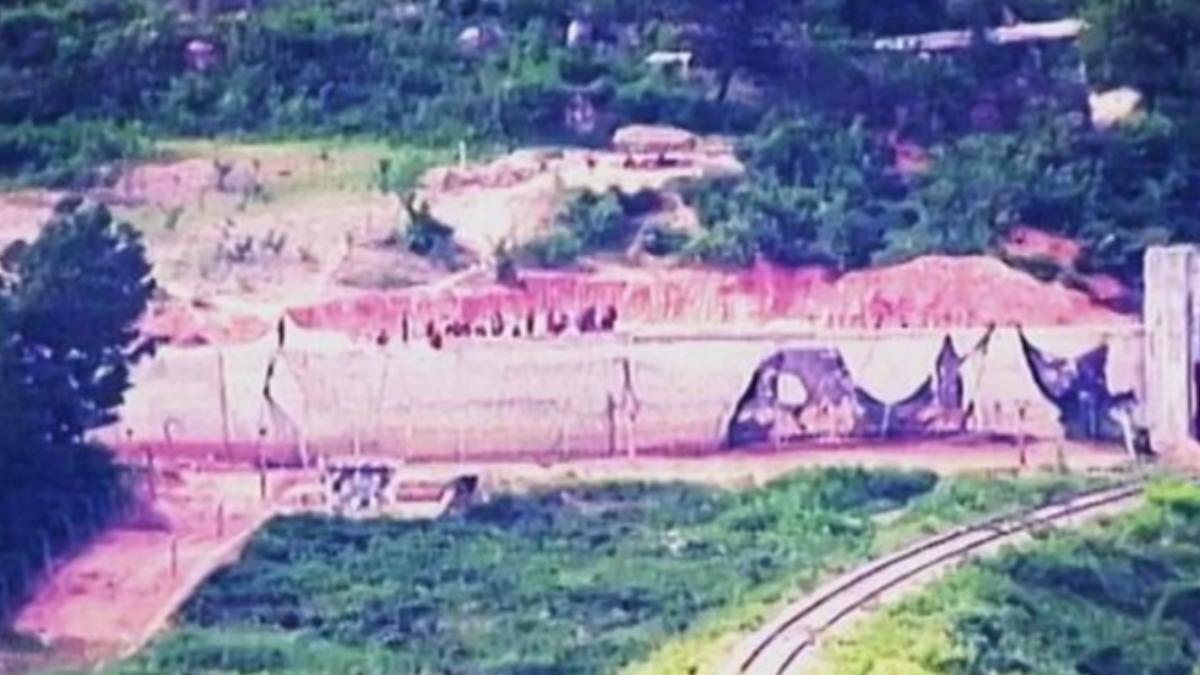 北韓正在興建反戰車牆。（圖／翻攝自유용원臉書）